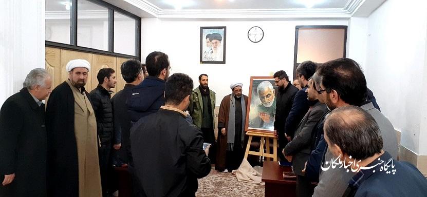 پرده برداری از تصویر نقاشی شده سردار شهید سلیمانی توسط ایوب عباسی هنرمند خوش ذوق ملکانی