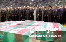 رهبر انقلاب بر پیکر رئیس‌جمهور شهید و همراهان ایشان نماز اقامه کردند