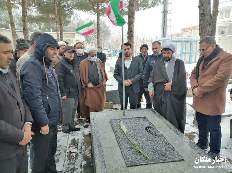 گزارش تصویری/غبارروبی مزار شهدای دفاع مقدس شهر ملکان بمناسبت دهه فجر