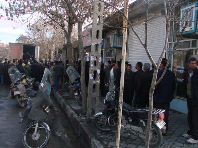 گزارش تصویری ندای ملکان از ازدحام جمعیت و صف طولانی توزیع گوشت در شهر ملکان!