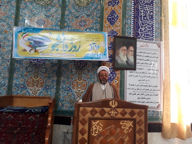 امام جمعه ملکان انقلابی گری،پیرو خط رهبری و داشتن روحیه استعمارستیزی را از خصوصیات دانشجویان کشورمان دانست