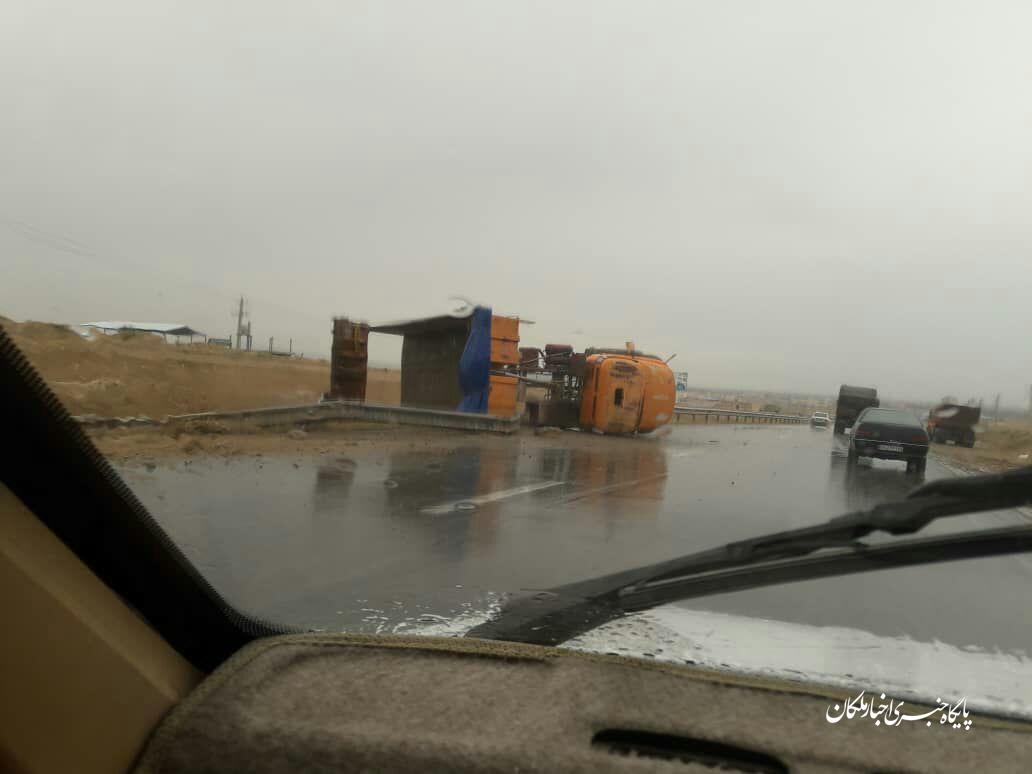 واژگونی کامیون و سایپا در ملکان ۳ مصدوم برجای گذاشت