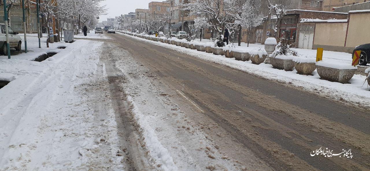 بارش برف کلاسهای درسی دانشگاه آزاد اسلامی و مدارس شهرستان ملکان را تعطیل کرد