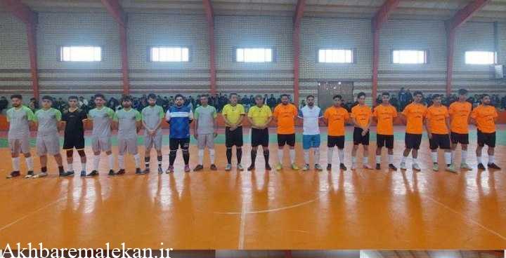 قهرمانی تیم پست بانک آروق در مسابقات فوتسال جام فجر شهرستان ملکان