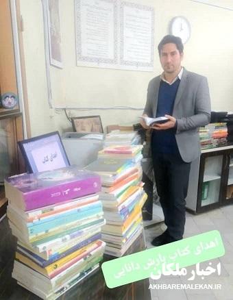 یک شهروند ملکانی تعداد ۲۵۰ جلد کتاب به کتابخانه شهید باکری ملکان اهدا کرد