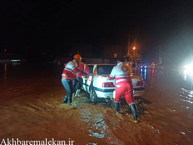 حضور و امدادرسانی نیروهای هلال‌ احمر ملکان در عملیات رفع آب‌گرفتگی معابر شهری