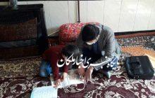 سرکشی سجاد ابوالقاسمی معلم ملکانی به درس و مشق دانش آموزان خود در روستای نخودآباد هشترود