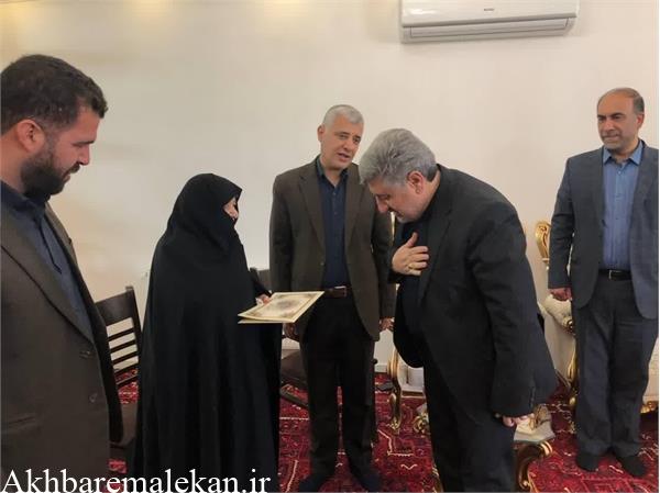 شهیدان بهترین نشانه برای انتخاب و ادامه راه درست هستند