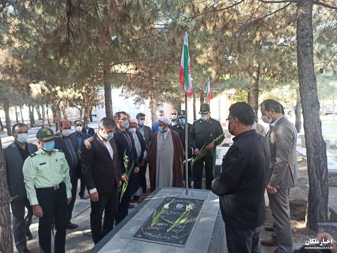 غبارروبی مزار شهدای شهر ملکان بمناسبت هفته نیروی انتظامی