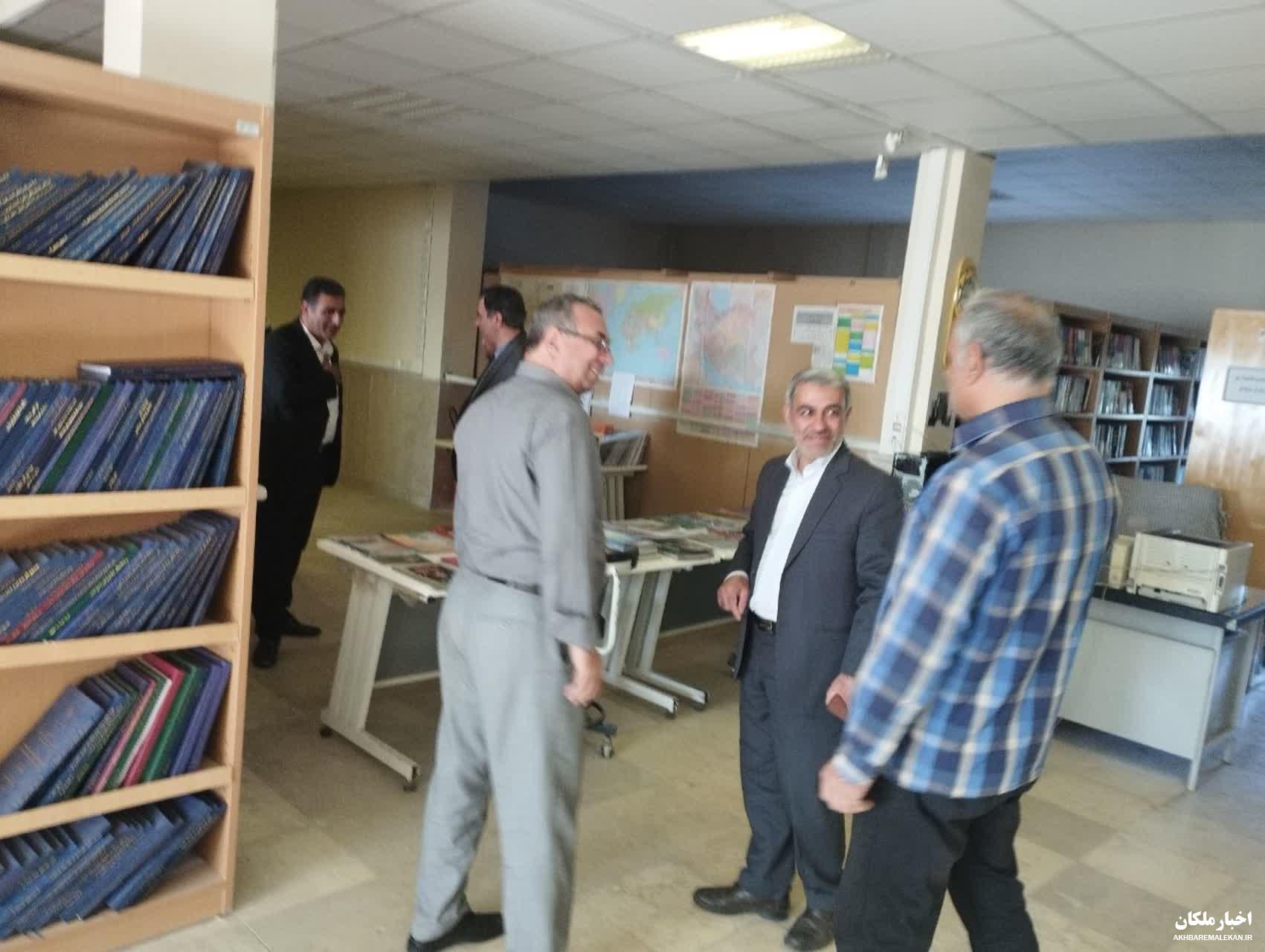 بازدید فرماندار ملکان از کتابخانه دانشگاه آزاد اسلامی