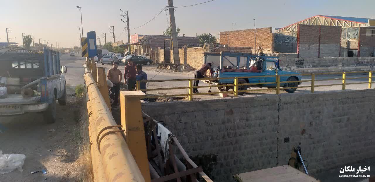 رفع مشکل ناشی از برخورد کامیون کمپرسی با خطوط آب در شهر ملکان