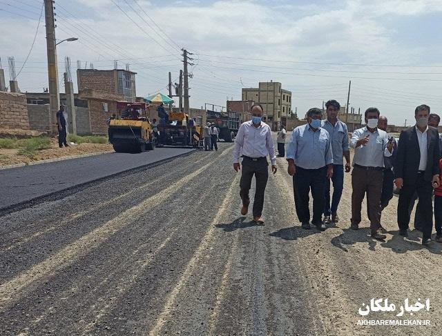 تا پایان شهریور راه و معابر ۱۵ روستای شهرستان ملکان آسفالت می شود