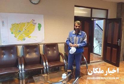 کارگر امانتدار شهرداری مبارکشهر پول پیدا شده را به شهرداری تحویل داد