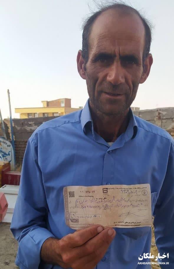 کارگر شهرداری مبارک شهر چک یک میلیارد ریالی را به صاحبش برگرداند