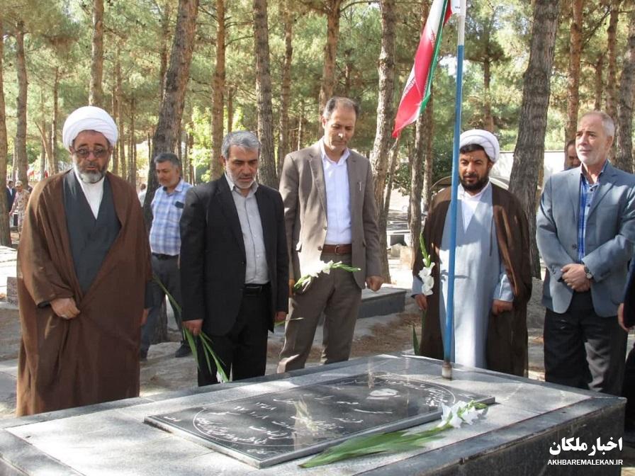 غبارروبی مزار شهدای شهر ملکان بمناسبت هفته دفاع مقدس