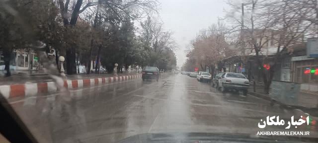 بارش باران مردم ملکان را خوشحال کرد/شهردار ملکان: با تلاش نیروهای خدماتی مشکل آبگرفتگی در سطح شهر وجود ندارد