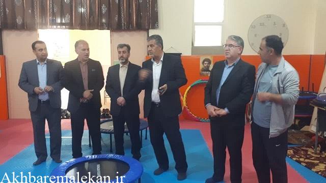 تشک کشتی اهدایی اداره کل ورزش و جوانان استان به مدرسه قمر بنی هاشم ملکان تحویل شد