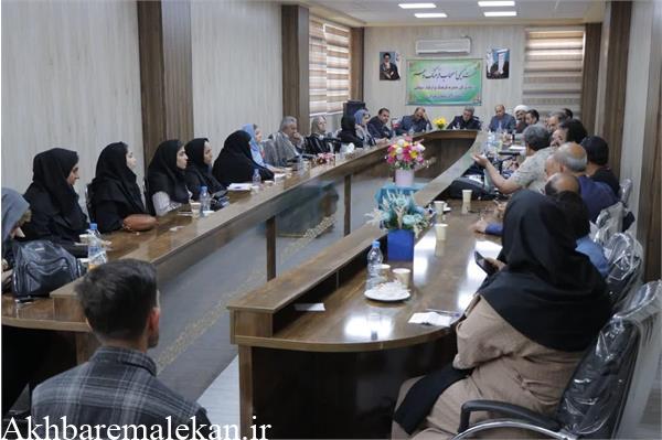 نشست صمیمی مدیرکل فرهنگ و ارشاد اسلامی استان با اصحاب فرهنگ،هنر و رسانه شهرستان بناب