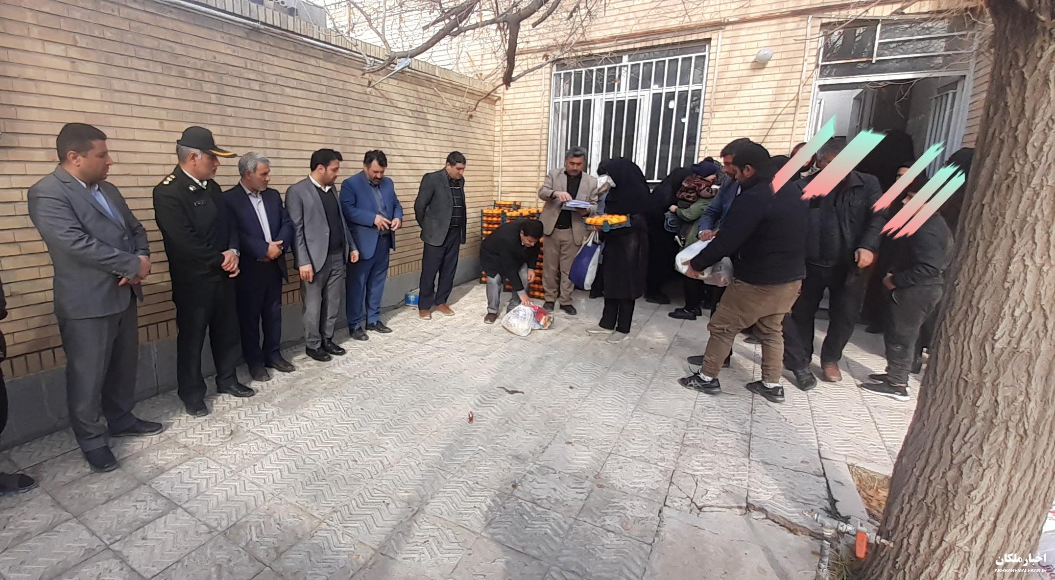 توزیع ۹۰ بسته یلدایی انجمن حمایت از زندانیان شهرستان ملکان بین خانواده های تحت پوشش